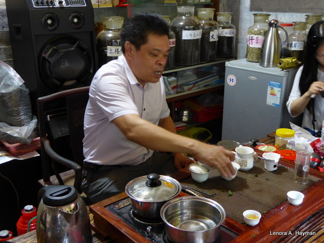 Serving Fujian Oolong, Flowering, White, Black & Green Tea 